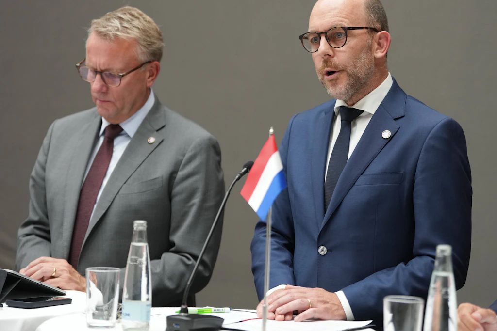 Dänemarks Migrationsminister Morten Bödskov (l.) und sein niederländischer Amtskollege Bart van den Brink stellen sich in Kopenhagen den Fragen der Presse.