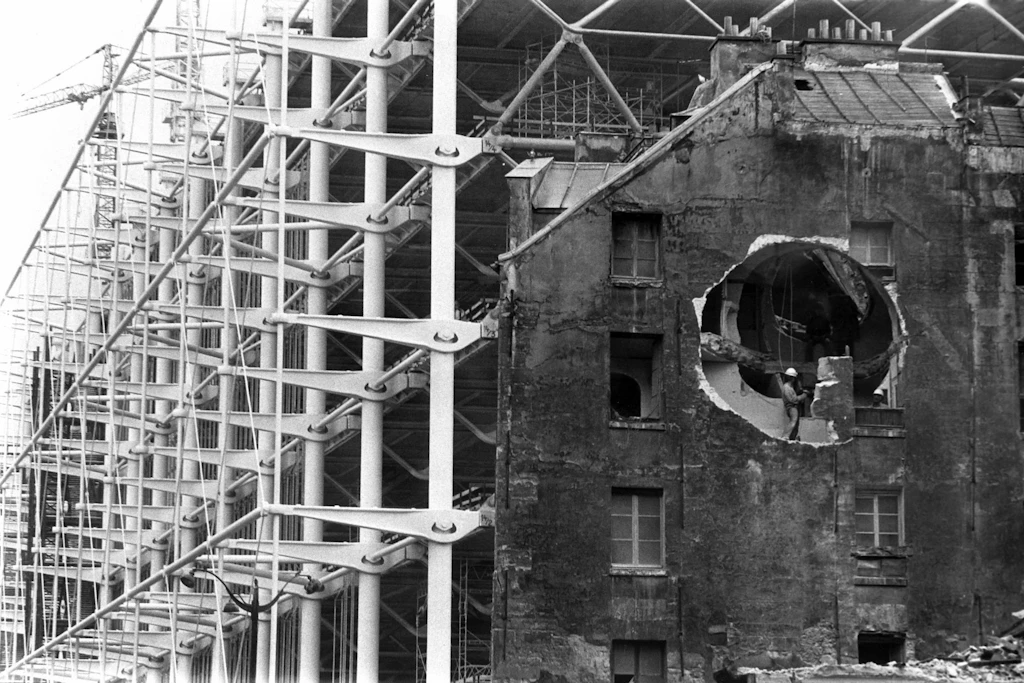 Gordon Matta-Clark: „On Site,  Conical Intersect“, 1975, postume Kettensägen-Intervention im Rohbau von berlin modern (neben&nbsp; der Neuen Nationalgalerie)