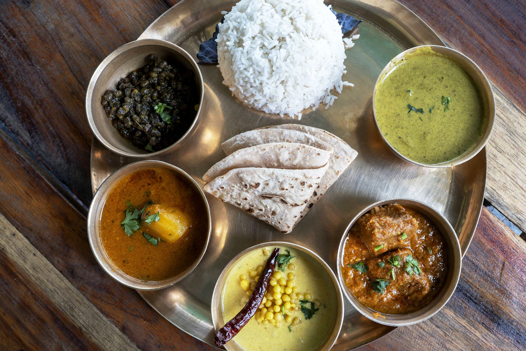Indische Platte mit verschiedenen Saucen