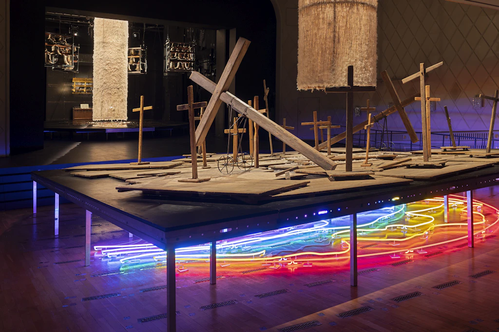 Neustart im Gorki: Çağla Ilk eröffnet ihre erste Spielzeit mit der Installation „Fuge“ von Sarkis