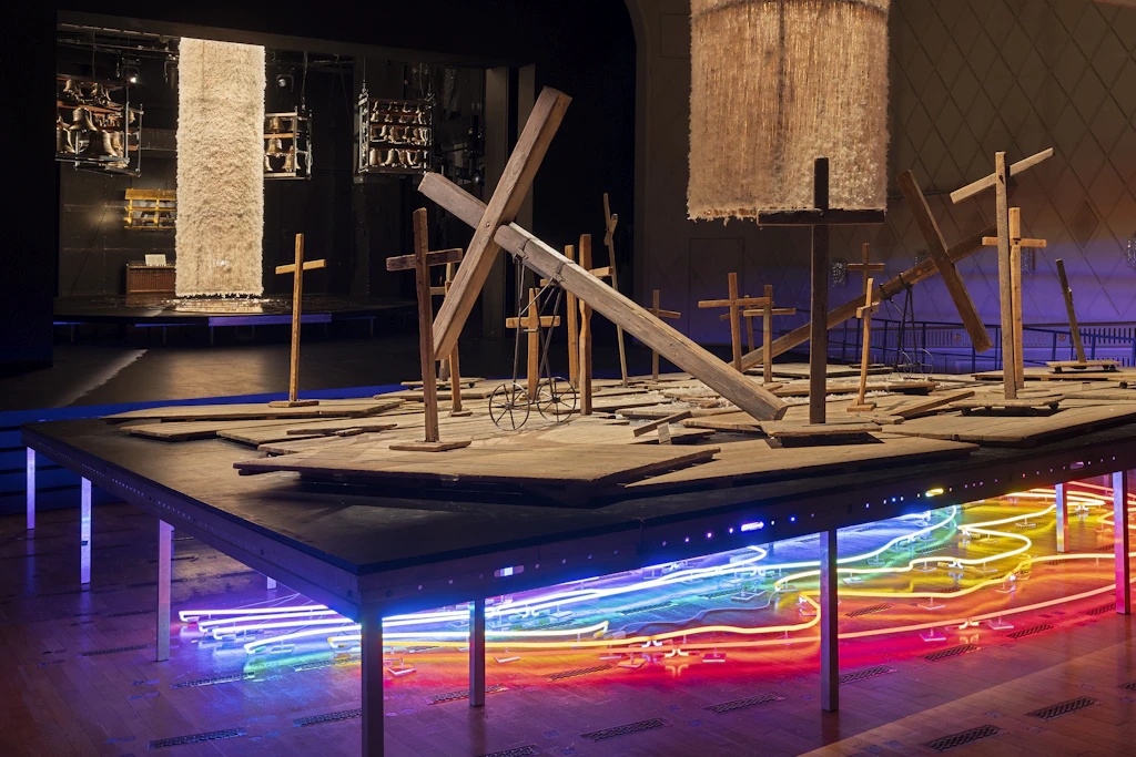 Kreuze aus Bühnenarbeiten der polnischen Theaterlegende Tadeusz Kantor bilden das Zentrum der Installation&nbsp;„Fuge“ von Sarkis.