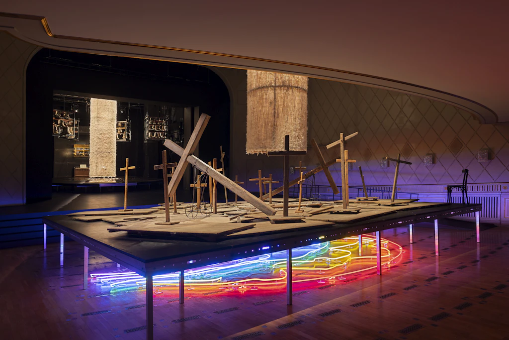 Neustart im Gorki: Çağla Ilk eröffnet ihre erste Spielzeit mit der Installation „Fuge“ von Sarkis