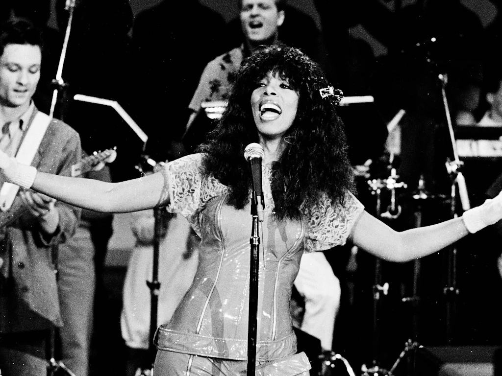 Die Sängerin Donna Summer wurde weltberühmt mit dem Disco-Evergreen „I Feel Love“. Dahinter steckte der Musikproduzent Giorgio Moroder.