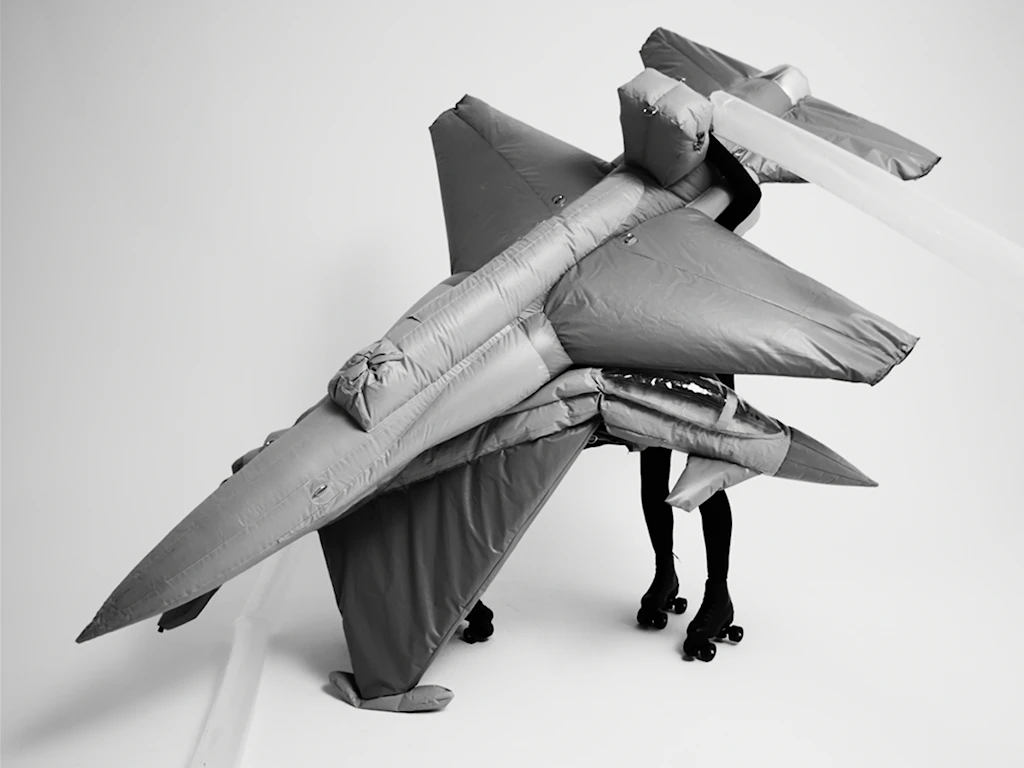 Fiona Banner (aka The Vanity Press): „Helicopter“, 2026, in der Galerie Thumm
