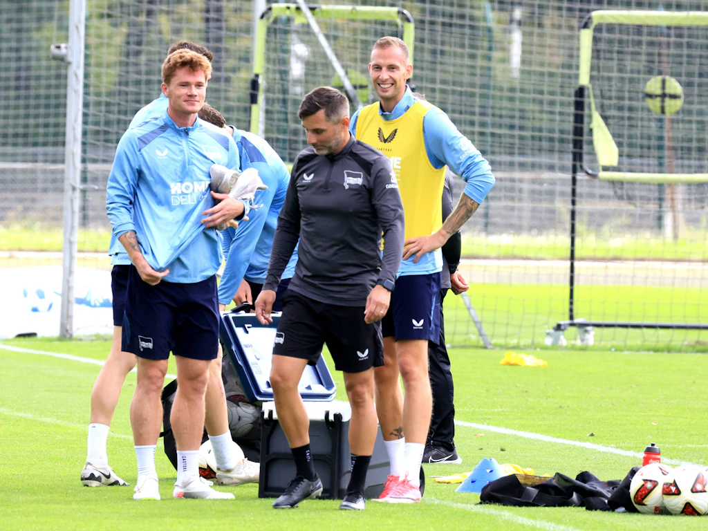 Stefan Leitl ist gut gelaunt. Der Hertha-Trainer hat seinen Wunschstürmer mit Gustaf Nilsson bekommen. 