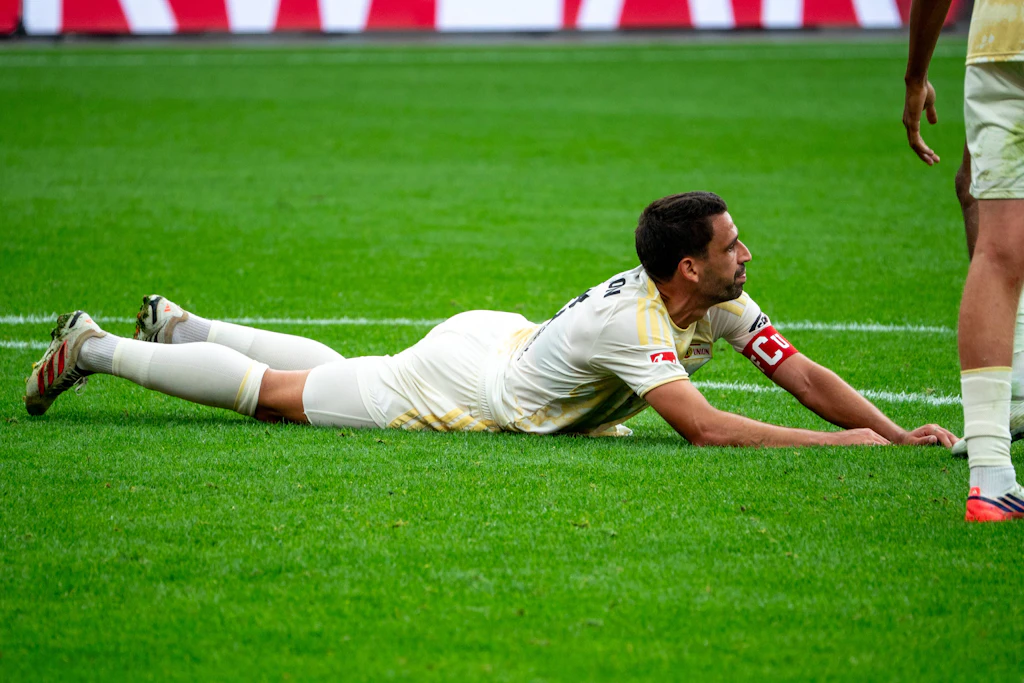Unsanfte Landung: Rani Khedira und der 1. FC Union Berlin waren in Leverkusen chancenlos.
