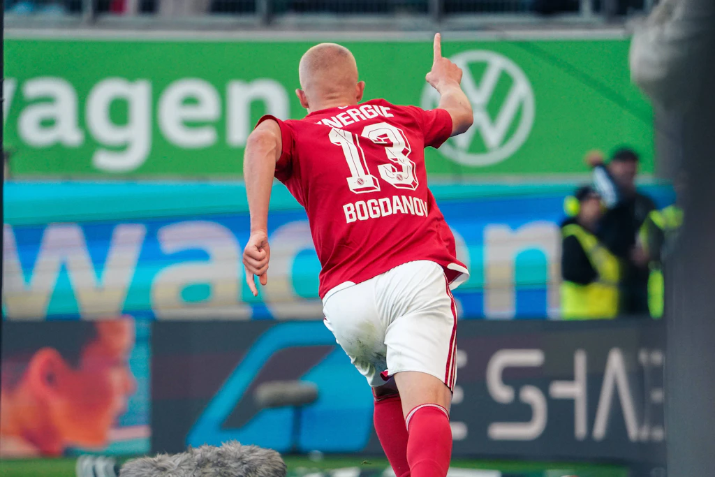 Dmytro Bohdanov jubelt über seinen späten Ausgleichstreffer für Energie Cottbus im Spiel beim VfL Wolfsburg.