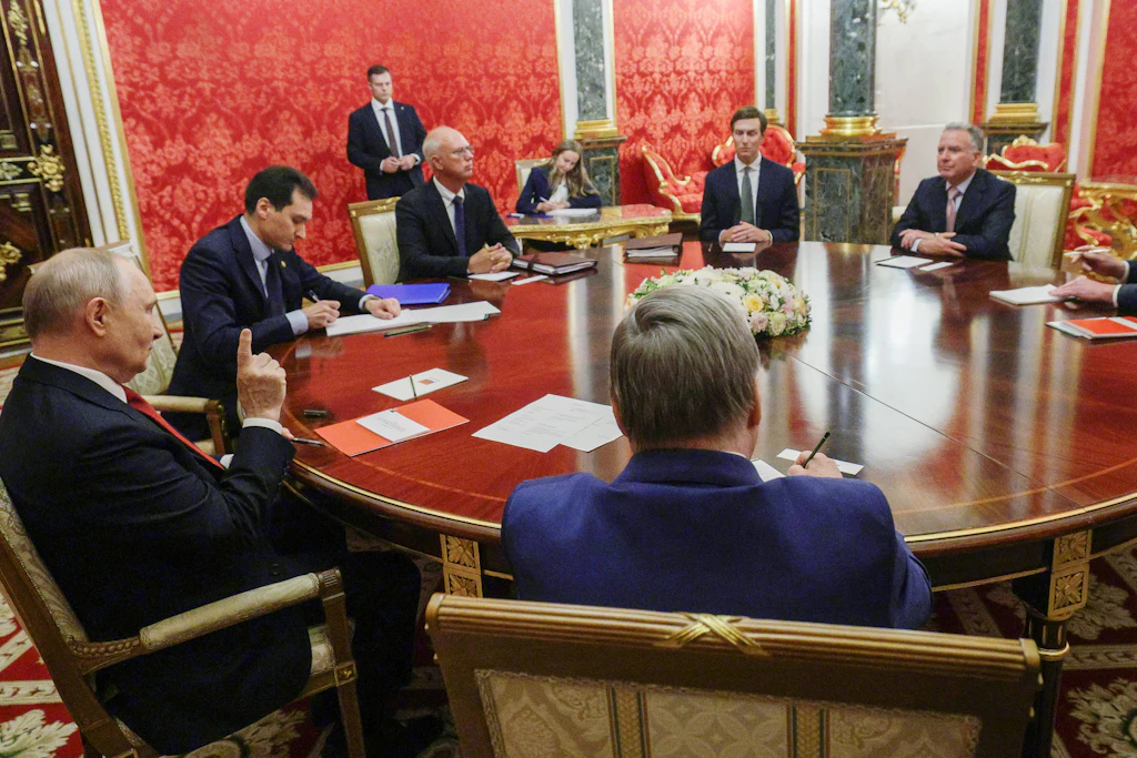 Wladimir Putin bei dem Treffen mit den US-Gesandten Steve Witkoff und Jared Kushner im Moskauer Kreml. Neben ihm sitzt Kirill Dmitrijew.