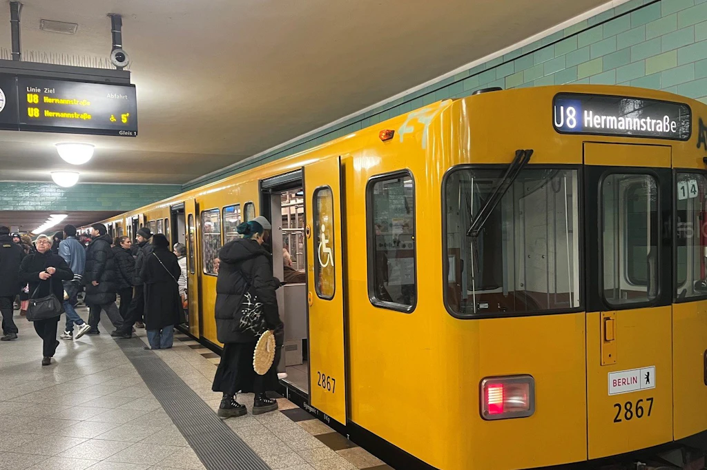 In die Jahre gekommen: Eine U8 hält unter dem Alexanderplatz. Senat und BVG wollen die Strecke ins Märkische Viertel verlängern.