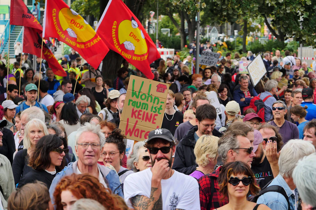 Demonstranten protestieren vor dem Roten Rathaus gegen hohe Mieten und die Berliner Wohnungskrise.