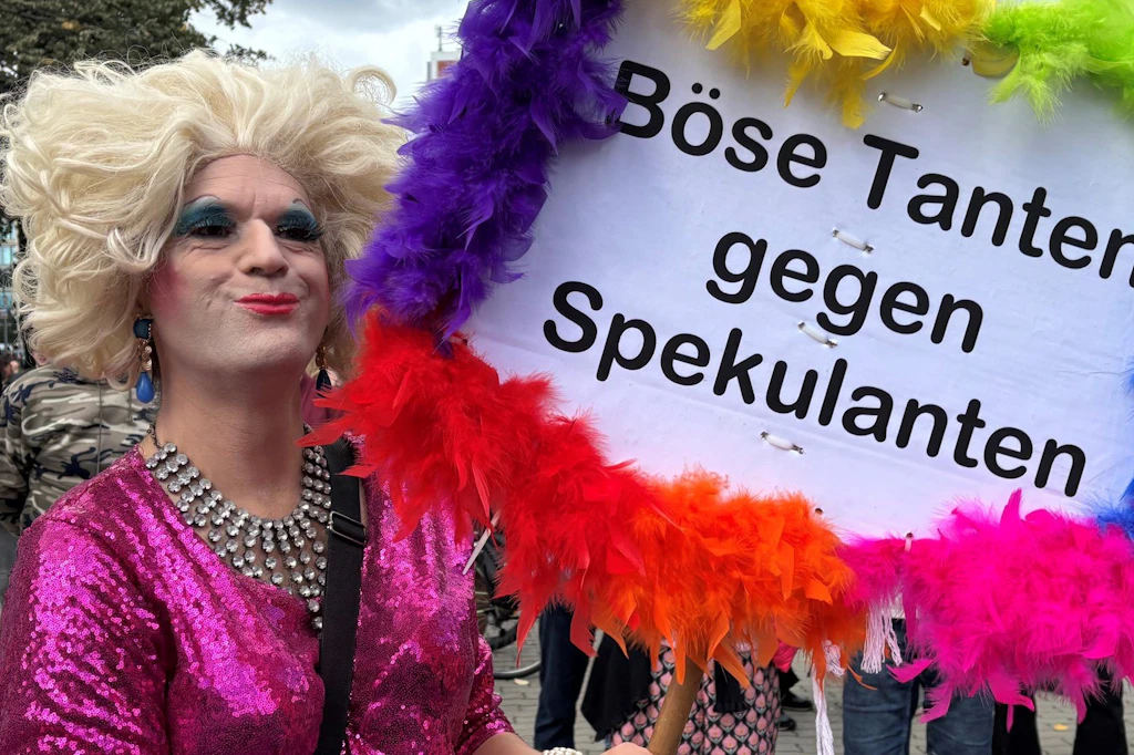 Bunter Protest bei der Mieterdemo vor dem Roten Rathaus in Mitte.