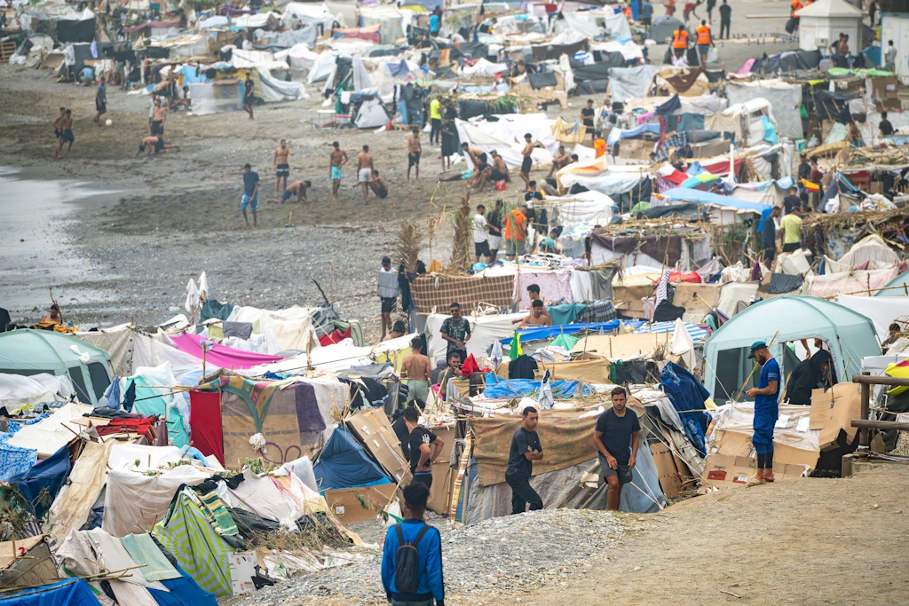 Ein Großteil der noch etwa 5000 Migranten in Ceuta kampiert seit Wochen an Stränden und an Straßenrändern.
