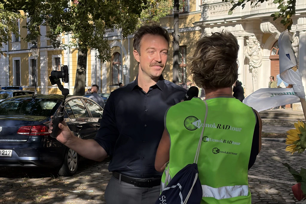 „Bürgerjournalist“ Greindberg im Gespräch mit Teilnehmer des „Demokratiefestivals“.