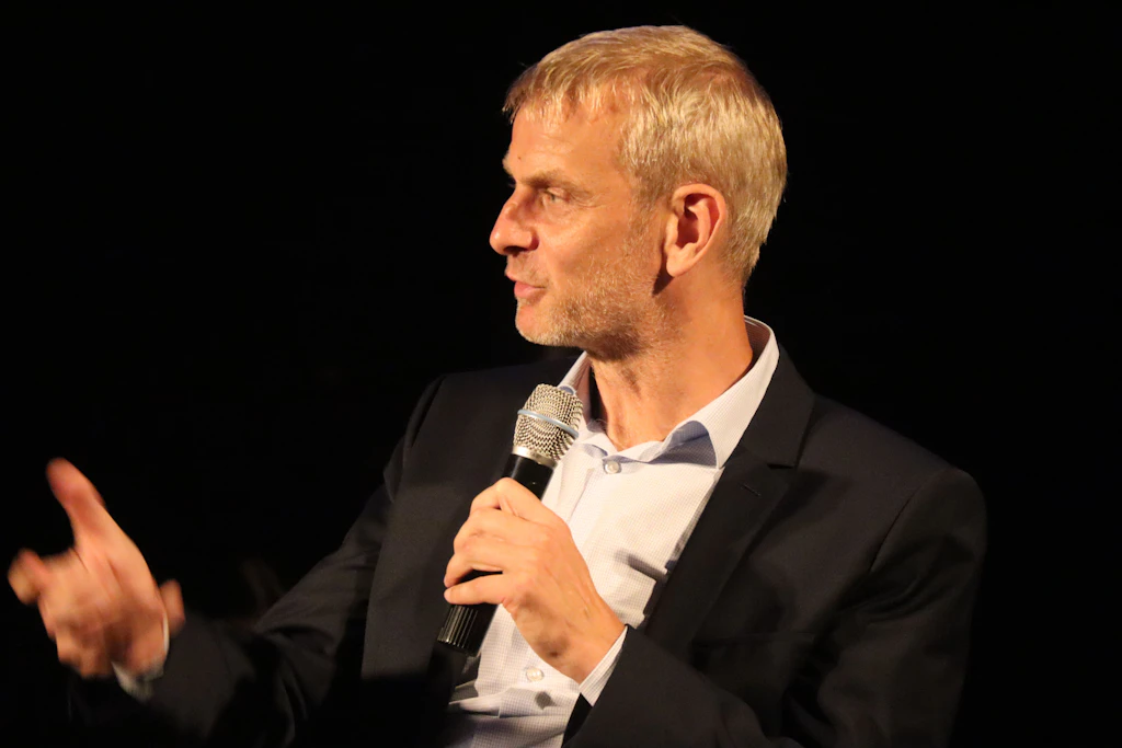 Prof. Markus Heinker steht dazu, dass es einen guten öffentlich-rechtlichen Rundfunk geben sollte – allerdings brauche der dringend eine umfassende Reform.