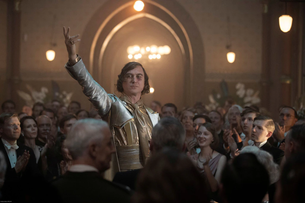 Lars Eidinger in einer früheren Szene aus „Babylon Berlin“ (Archivbild)