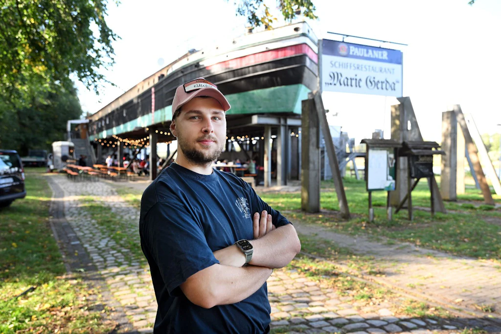 Junggastronom Camillo Hauke ist Kapitän der Maria Gerda. Das Ausflugsrestaurant ist direkt am Elbradweg gelegen.