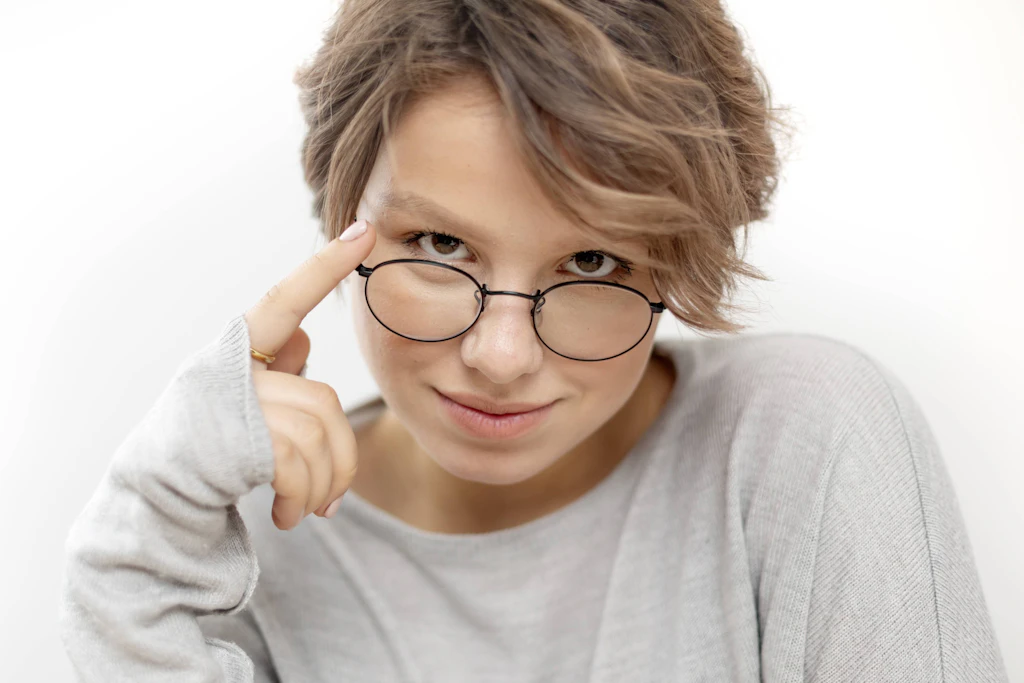 Was guckst du? Viele Deutsche schauen angeblich gern andere Menschen an, der „German Stare“ hat sich zu einem echten deutschen Klischee entwickelt.