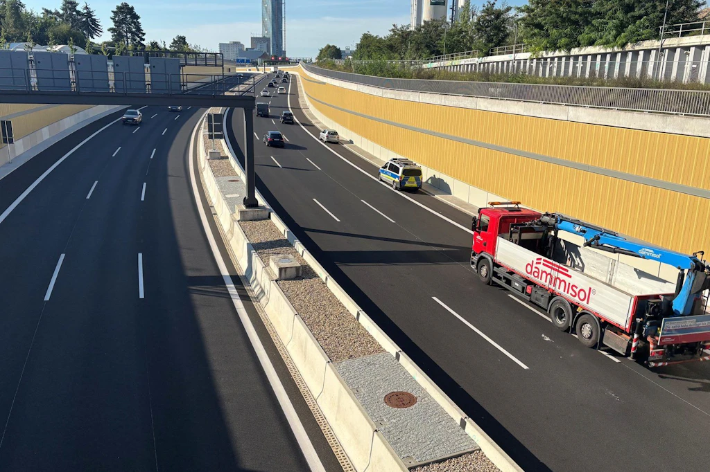 Dichter Verkehr auf der neuen A100 zwischen dem Dreieck Neukölln und Treptow. Inzwischen sind immer mehr Lkw unterwegs.
