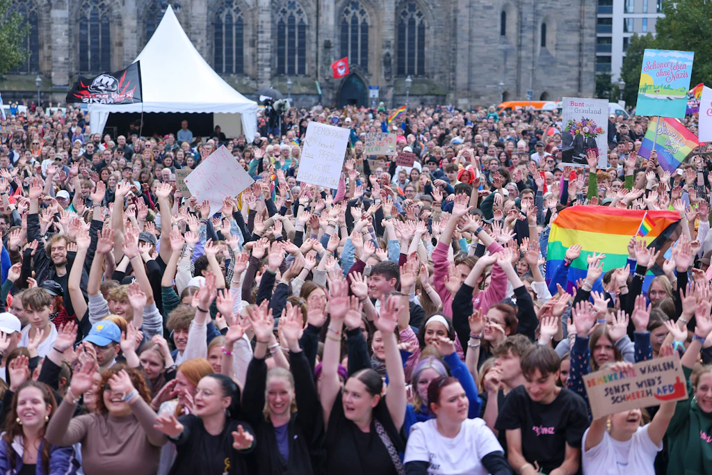 Tausende Teilnehmer des Demokratiefestivals jubeln auf dem Domplatz in Magdeburg.