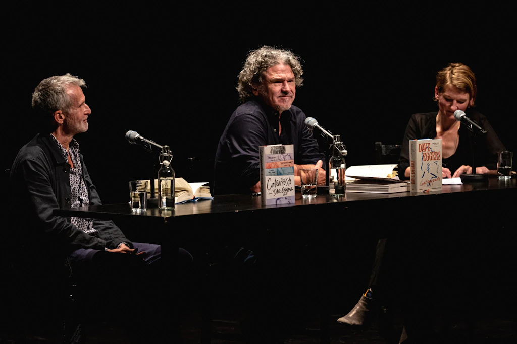 Dave Eggers (M.), Autor, nimmt zwischen Anne-Dore Krohn (r.), Moderatorin, und Ulrich Matthes, Schauspieler, an einer Lesung im Rahmen des 26. Internationalen Literaturfestivals Berlin im Haus der Berliner Festspiele teil.