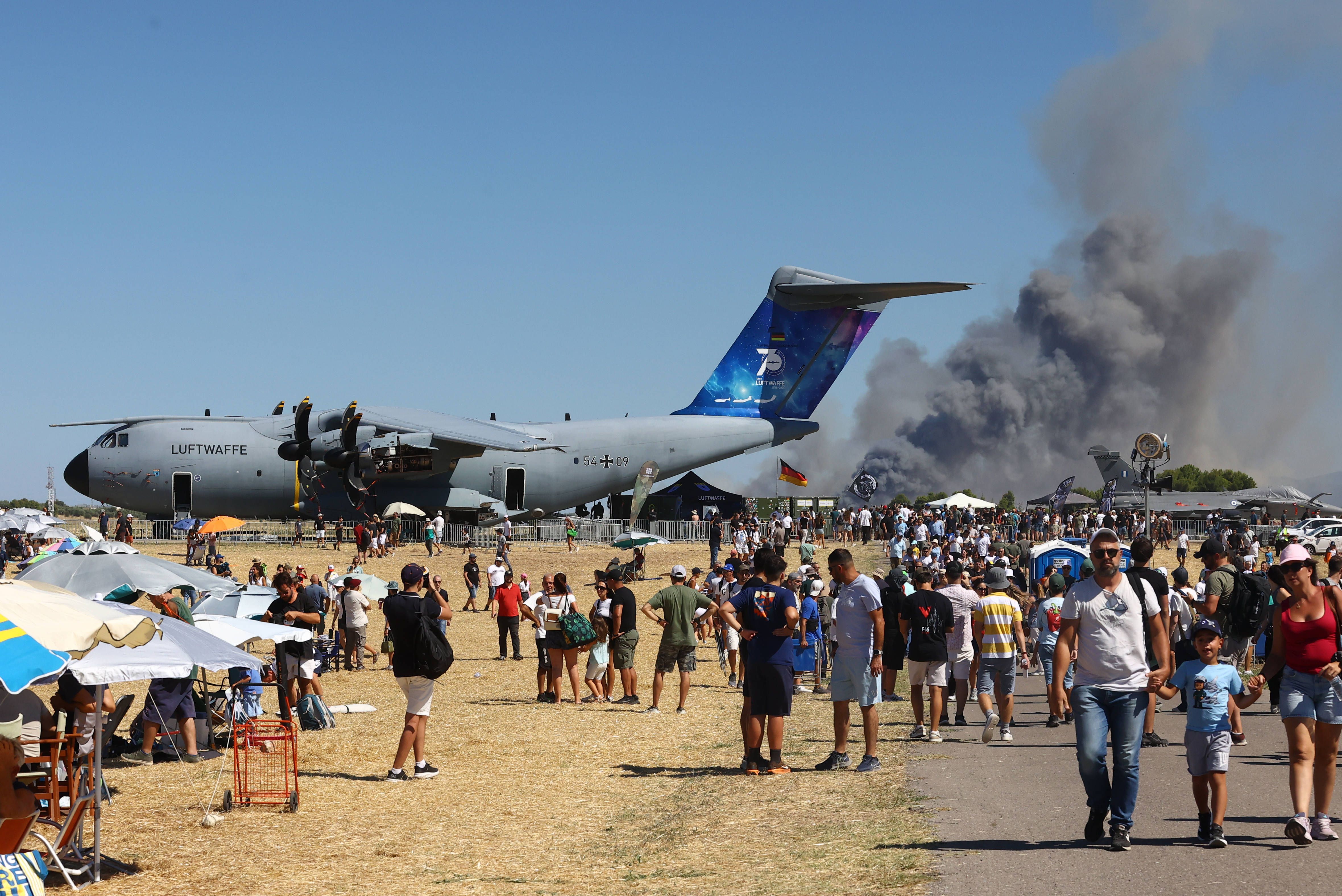 Schock bei Flugshow: Kampfjet stürzt vor tausenden Zuschauern ab