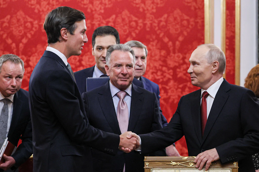 Jared Kushner, Steve Witkoff und Wladimir Putin (v. l.) bei ihrem Treffen im Moskauer Kreml. Im Hintergrund: Putins Berater Juri Uschakow.