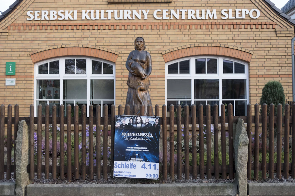 Sorbisches Kulturzentrum in Slepo (Schleife): Am 17. November 2018 fand hier die feierliche Konstituierung des Serbski Sejm, bestehend aus je zwölf Abgeordneten aus der Niederlausitz und aus der Oberlausitz, statt.