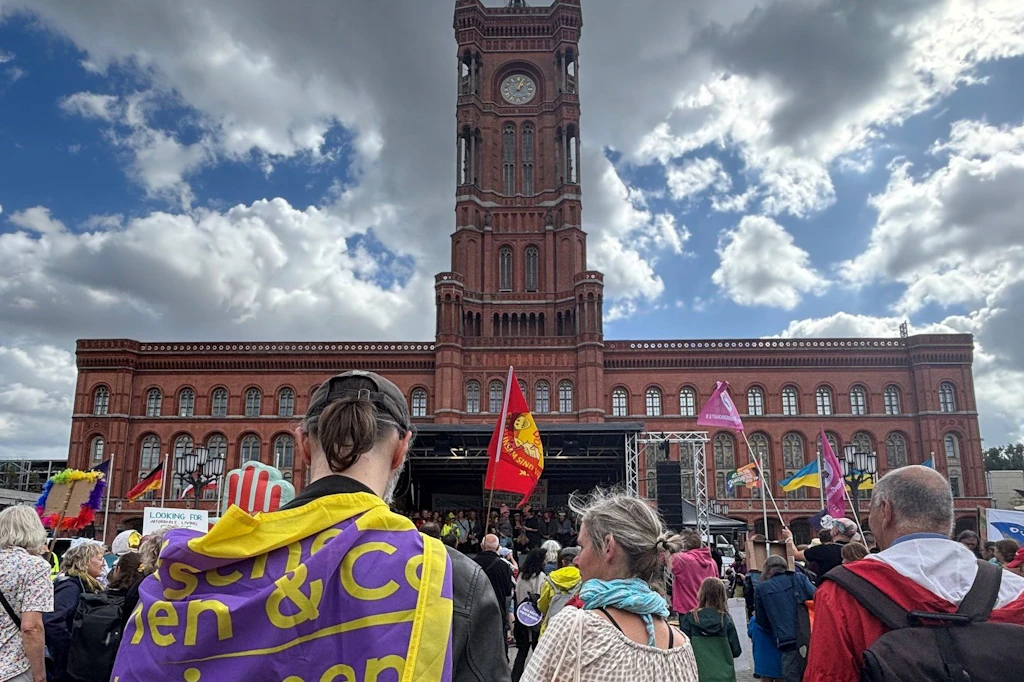 Protest gegen Verdrängung und hohe Mieten: Das Rote Rathaus war am Sonnabendmittag Kulisse der Auftaktkundgebung. 