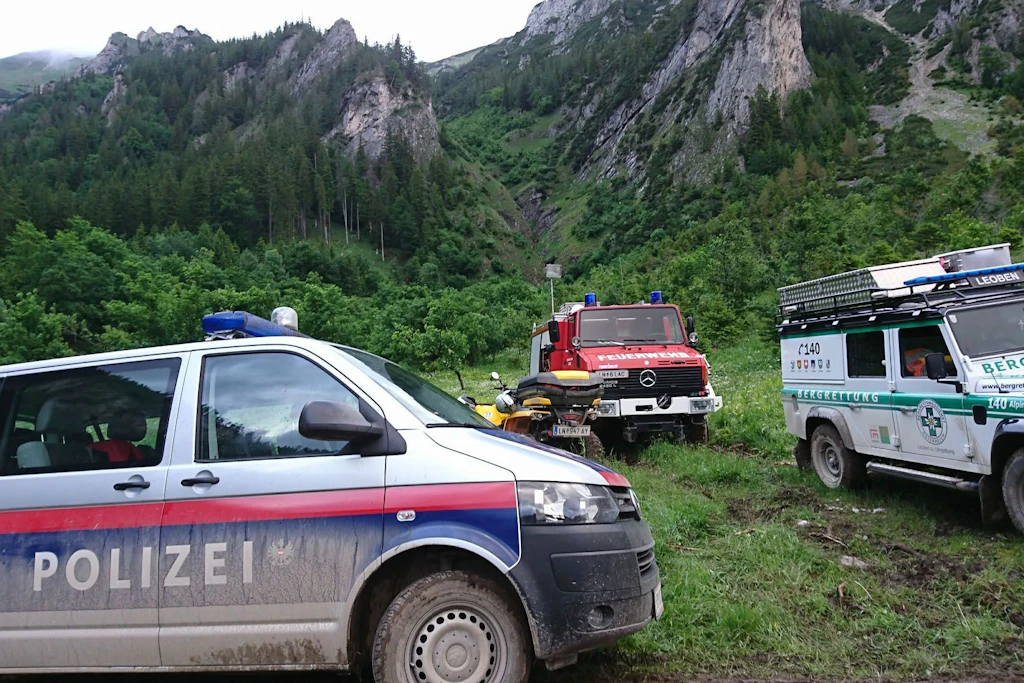 Einsatzfahrzeuge von Polizei, Feuerwehr und Bergrettung bei Trofaiach in der Steiermark (Österreich). Dort stürzte ein Wanderer aus Thüringen ab.