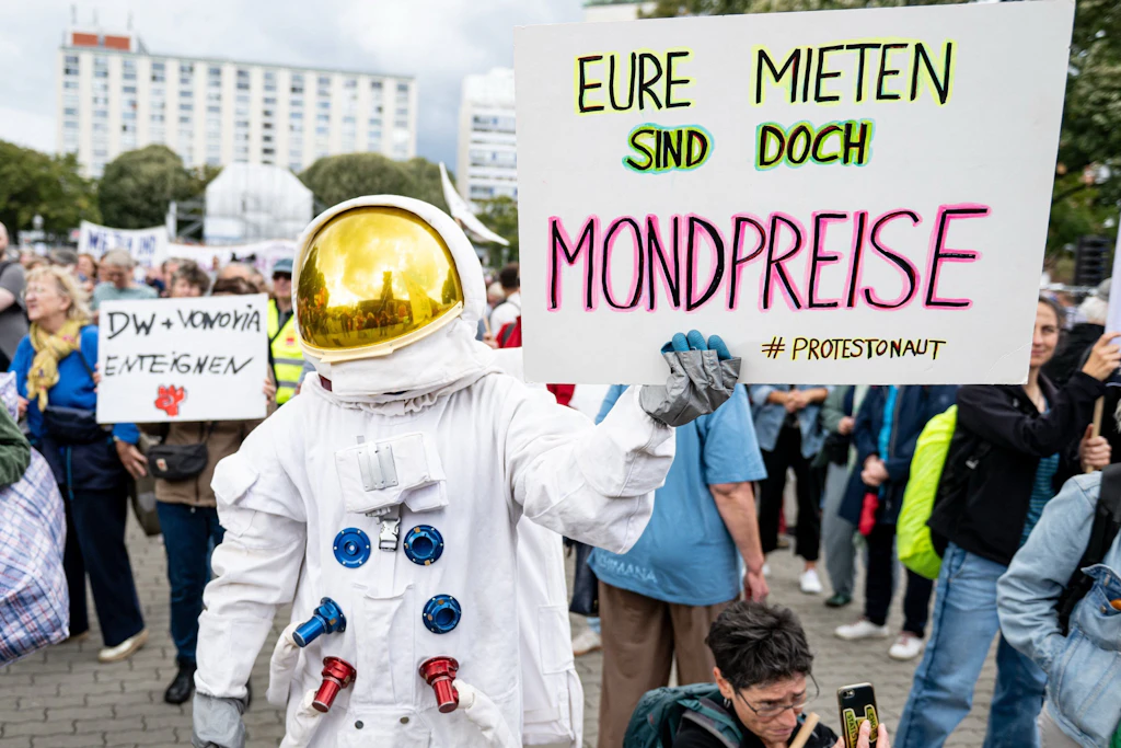 Eine Person nimmt an einer Demonstration des Bündnisses gegen Verdrängung und hohe Mieten unter dem Motto „Her mit den Wohnungen! Runter mit den Mieten!“ teil.