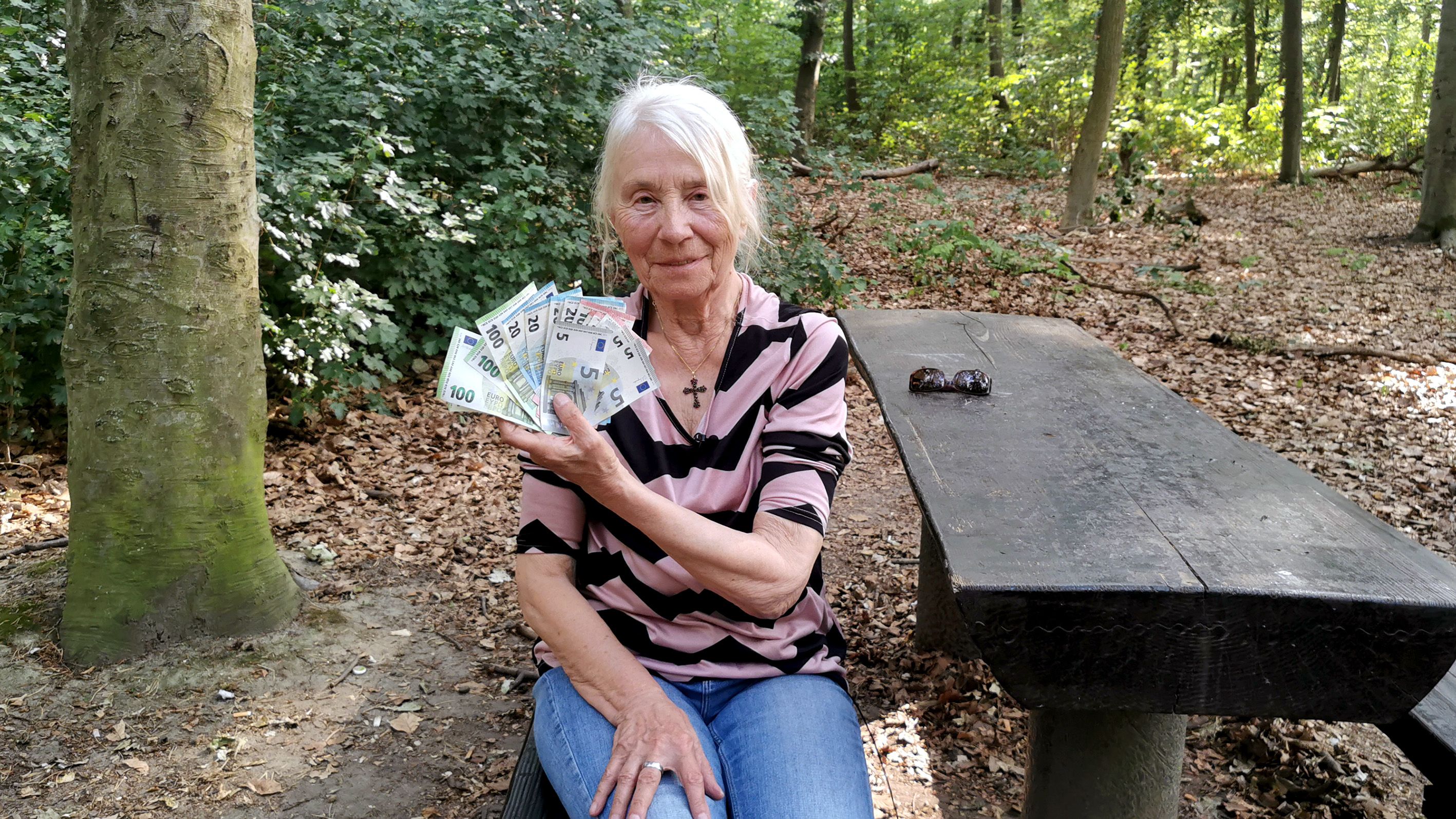 Nach 40 Jahren Arbeit: Oma Waltraud muss wegen Mini-Rente in Wohnwagen ziehen