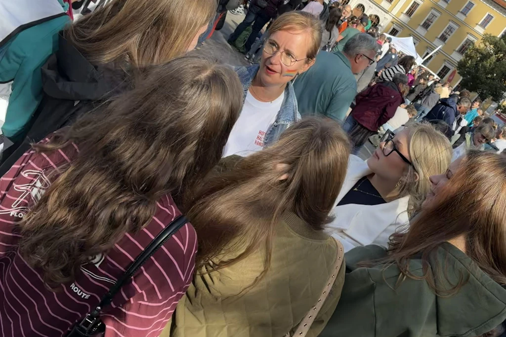Linken-Kandidatin Eva von Angern im Gespräch mit fünf jungen Frauen.