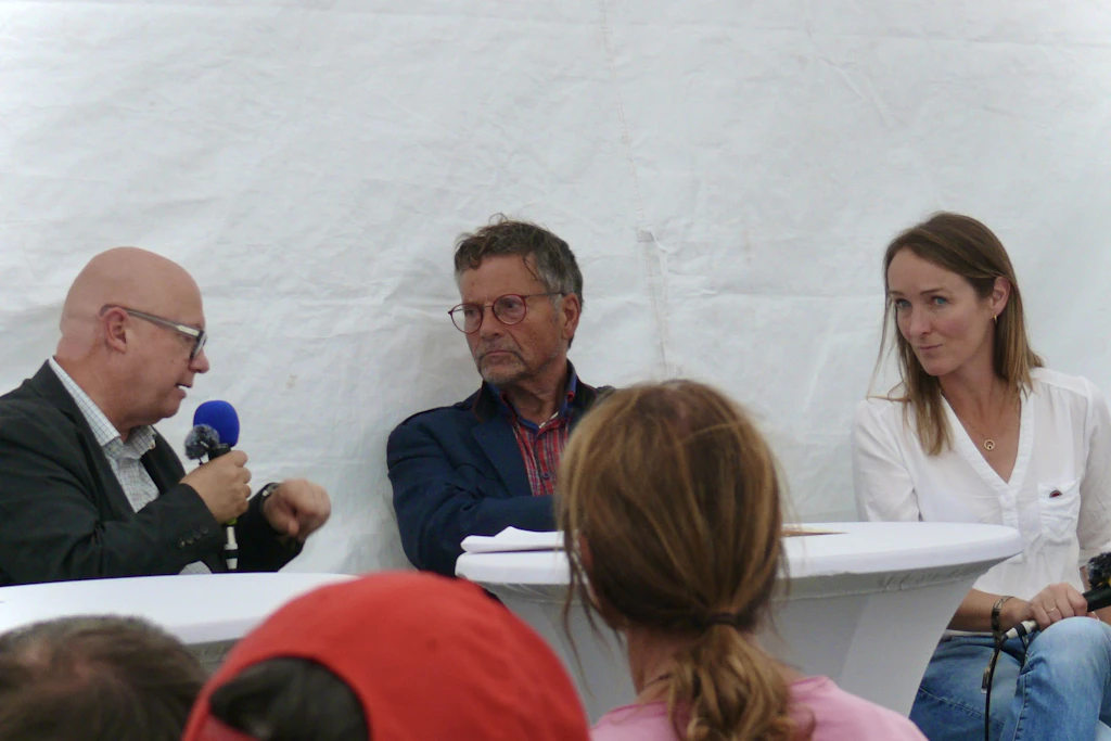 Oliver Kirchner (AfD), Dieter Dehm und Claudia Wittig (BSW, v. l.) bei der Diskussion auf dem Friedensfest an der Elbe bei Magdeburg.