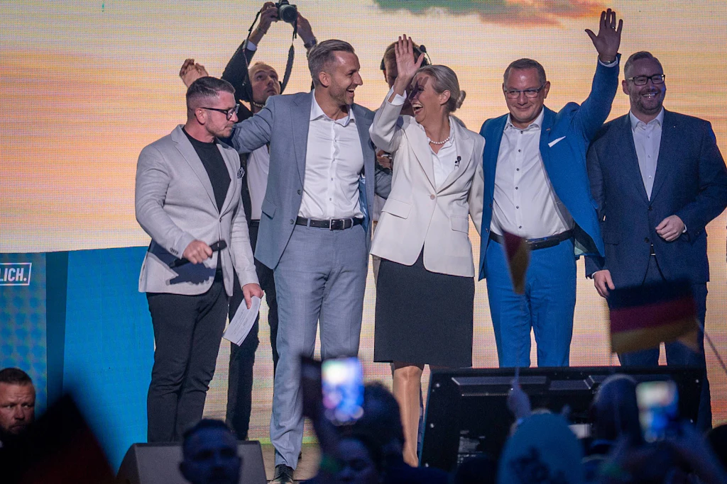Beginn der Abschlussveranstaltung unter anderem mit Ulrich Siegmund, Alice Weidel, Tino Chrupalla, Sebastian Münzenmaier, Martin Reichardt.