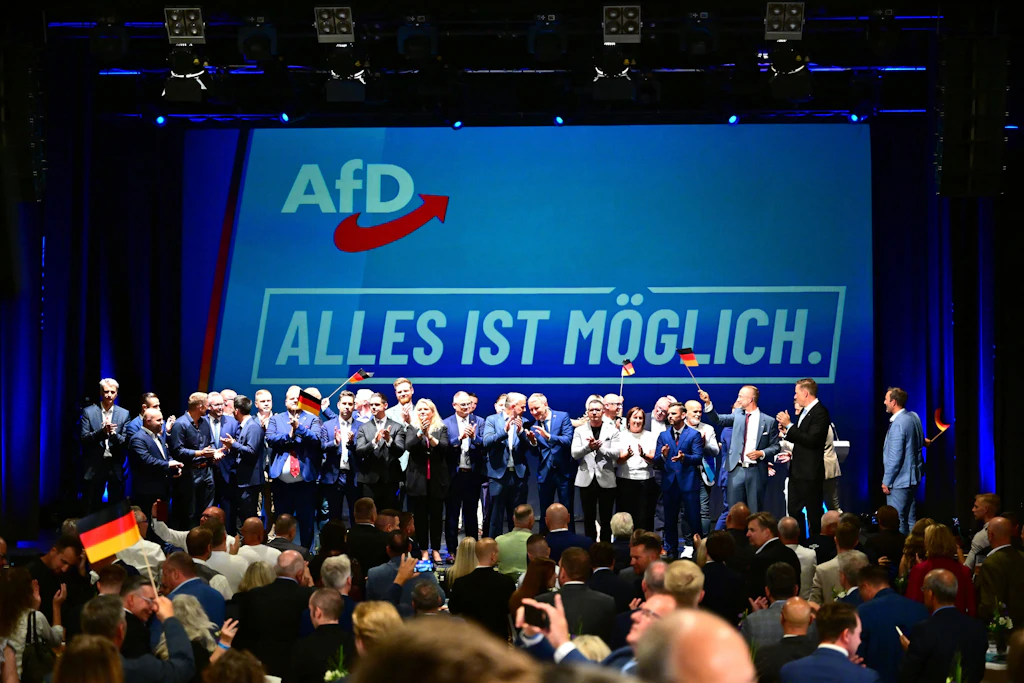 Funktionäre der AfD stehen bei der Wahlparty der AfD vor dem Schriftzug „Alles ist möglich.“ Am 6. September wurde in Sachsen-Anhalt ein neuer Landtag gewählt. Die AfD ging dabei als stärkste Kraft hervor.