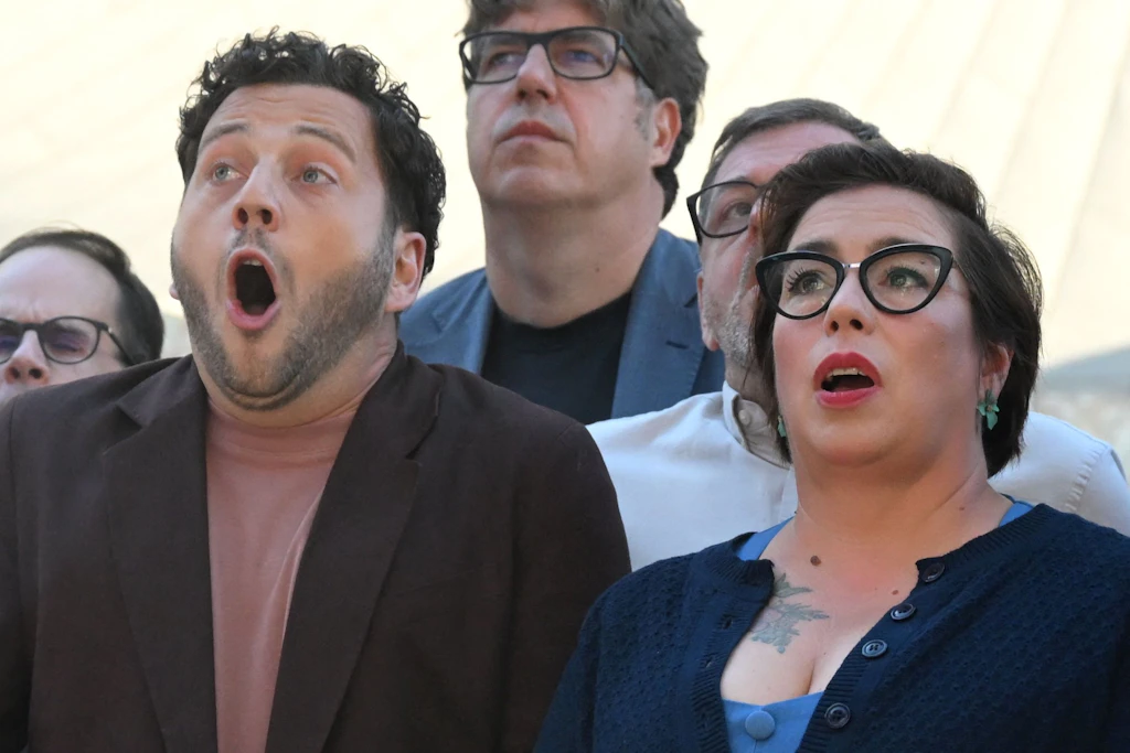 Felix Banaszak und Susan Sziborra-Seidlitz (v.l.) reagieren bei der Grünen-Wahlparty auf die ersten Prognosen in Sachsen-Anhalt.