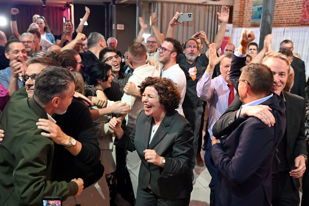 Das Bündnis Sahra Wagenknecht (BSW) bejubelt die Ergebnisse der Landtagswahl in Sachsen-Anhalt. In der Mitte: Parteivorsitzende Amira Mohamed Ali.