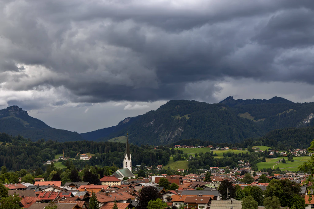 Ab Mittwoch sollen über den Alpen die ersten Wolken aufziehen, die Schnee mitbringen, sagt Meteorologe Dominik Jung. (Symbolbild)