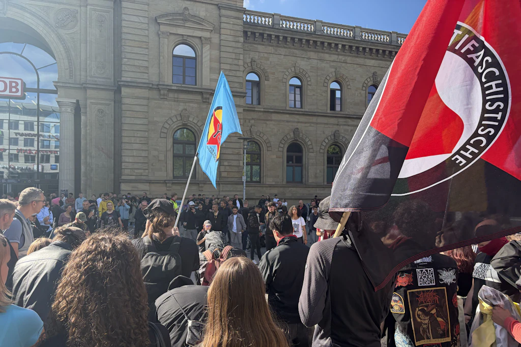 Antifaschisten-Demo am Bahnhof in Magdeburg. 