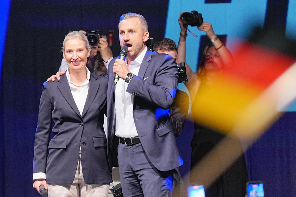 AfD-Spitzenkandidat Ulrich Siegmund&nbsp;und Parteichefin Alice Weidel feiern den Wahlsieg in Sachsen-Anhalt.