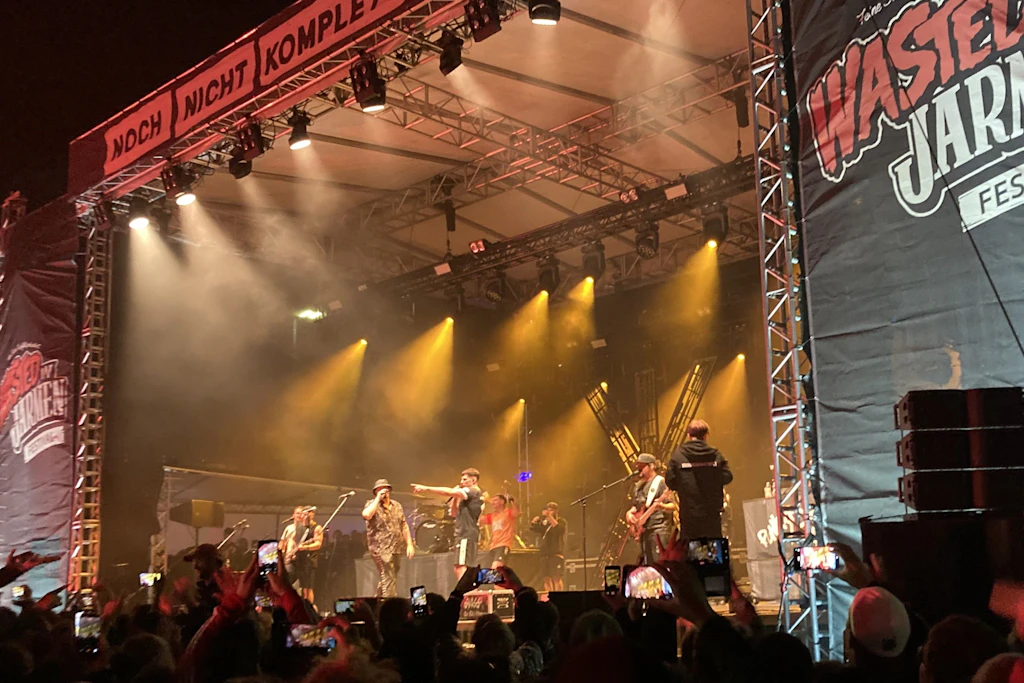 Sänger und Festivalmacher Monchi am Sonnabend auf der Bühne mit der Punkrockband Swiss und die Anderen aus Hamburg beim Wasted in Jarmen.