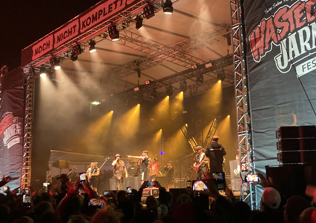 „Das geilste Dorffest Ostdeutschlands“: Wasted in Jarmen mit Marteria, Swiss und Feine Sahne