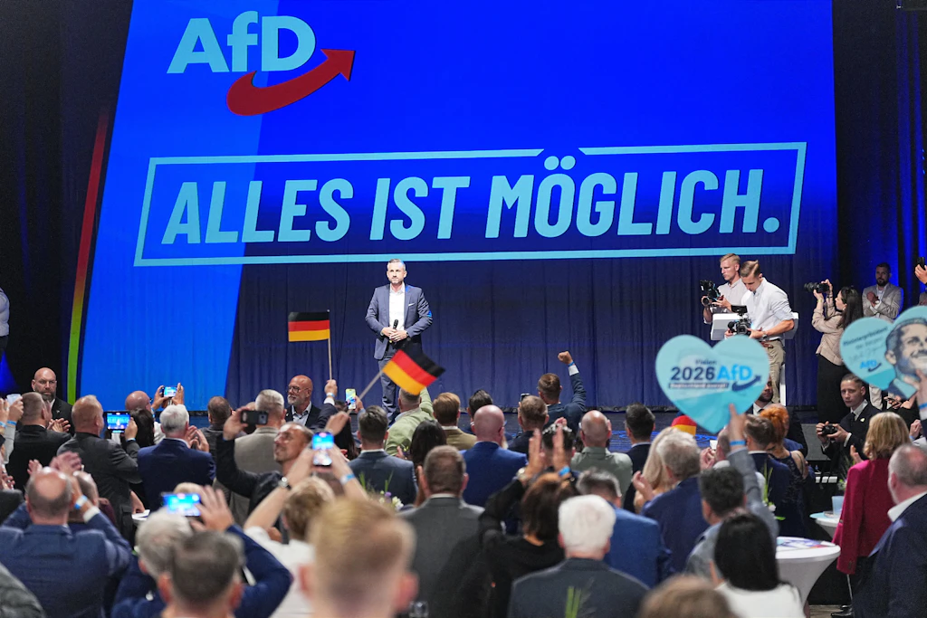 Ulrich Siegmund (hinten M, AfD), bei der Wahlparty der AfD im Alten Theater Magdeburg.