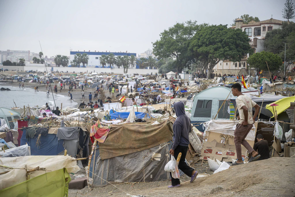 Vergewaltigungen, brennende Zelte, Angriffe: Die humanitäre Lage in der spanischen Exklave spitzt sich zu.