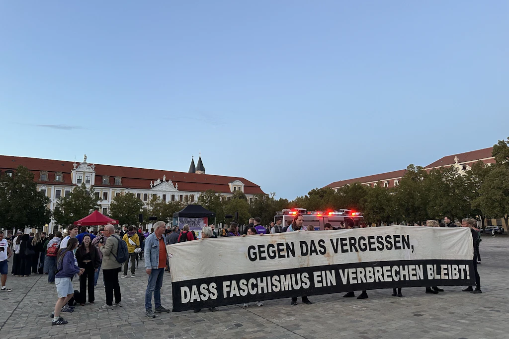 Auf dem Magdeburger Domplatz versammelten sich am Sonntag hunderte Menschen.