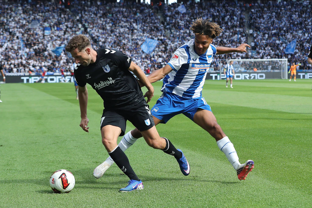 Platzverweis und VAR-Drama: Hertha BSC erkämpft Sieg gegen 1. FC Magdeburg