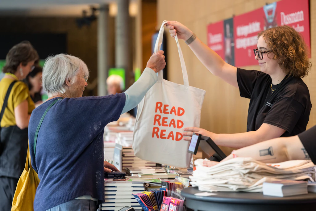 Am Bücherstand beim 26. Internationalen Literaturfestival Berlin