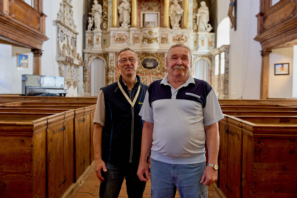 Ditmar (links) und Rainer waren heute noch nicht wählen. Sie stehen am Eingang der Blasiikirche in Quedlinburg und betreuen Gäste.
