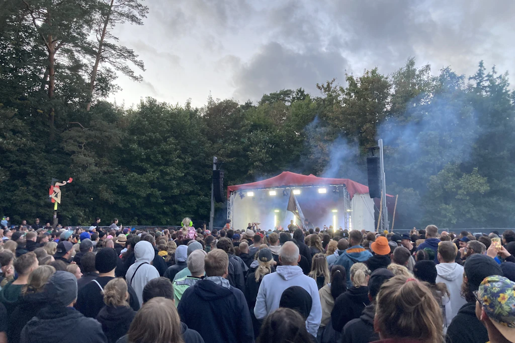 Das Festival in Jarmen ist ein Familienfest und zieht Besucher jeden Alters und mit verschiedenem Musikgeschmack an – hier vor der Palettenbühne bei Antitranspiranti.