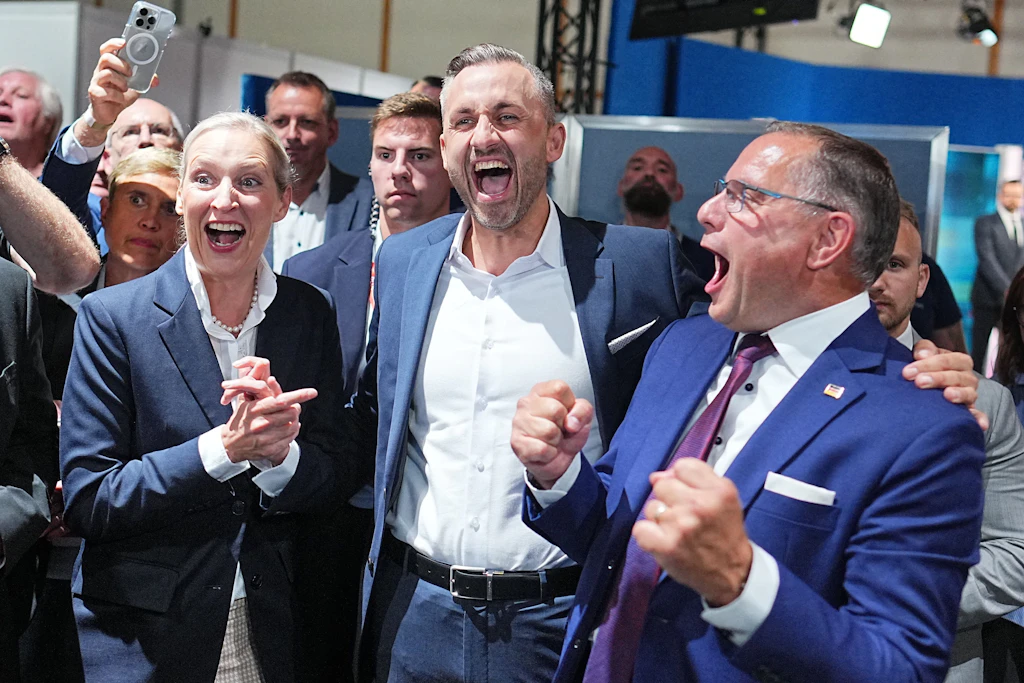 Ulrich Siegmund (M,), Spitzenkandidat der AfD in Sachsen-Anhalt mit den Parteivorsitzenden Alice Weidel und Tino Chrupalla.